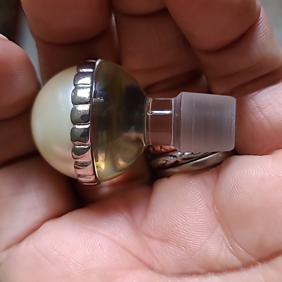 Clear perfume bottle with pearlized and crystals topper - Picture 7 of 9